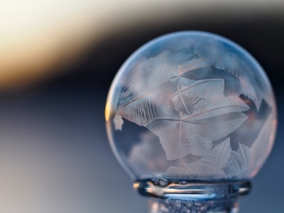 近景摄影中的透明玻璃球